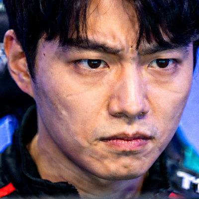 T1战队英雄联盟分部Faker选手严肃表情特写